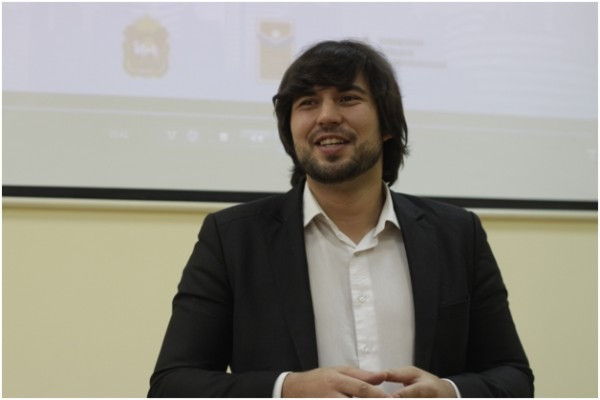 Мои жены развивали меня больше, чем тренинги – Бари Алибасов-младший перед выступлением на фестивале в Рязани