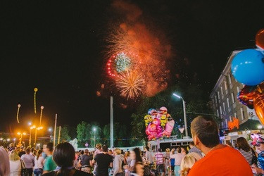 Празднование Дня города завершилось салютом и концертом с участием Максима Леонидова 