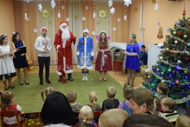 Нефтяники поздравили детей из дома ребенка с Новым годом