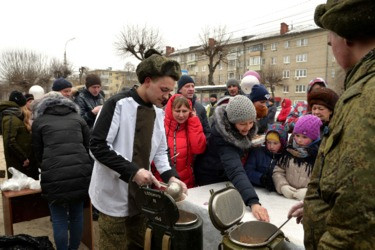«Автоимпорт» на масленичных гуляниях накормил рязанцев полевой кашей