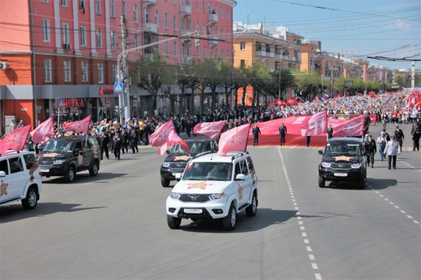 УАЗы и солдатская каша. «Автоимпорт» возглавил «Бессмертный полк» и устроил концерт для рязанцев