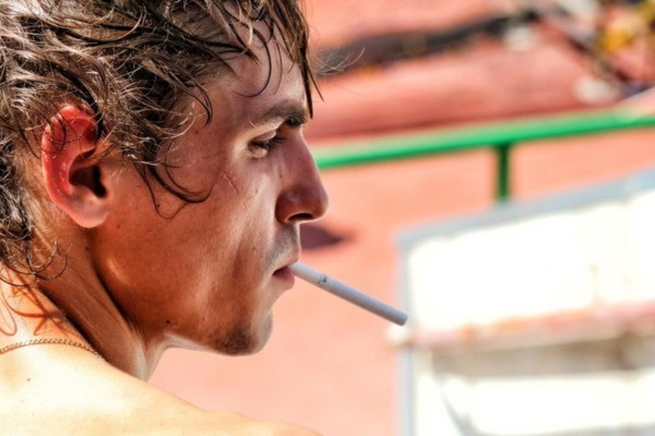 Отвечает прокуратура. Можно ли курящему соседу запретить «дымить» на балконе?