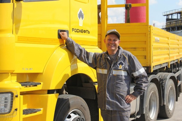 Наставники, друзья и семья. Водитель РНПК рассказал о работе на заводе