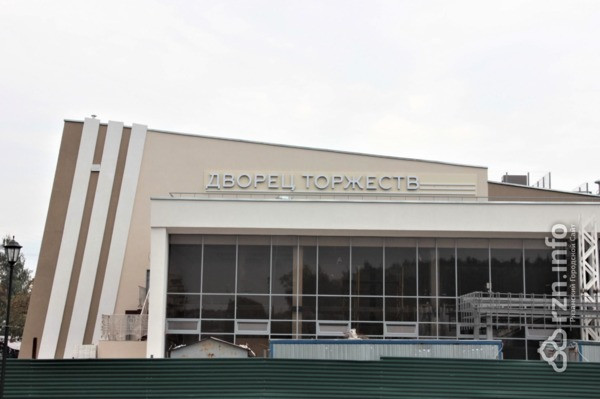 Рояль, зеркала и люстры. Фоторепортаж из реконструируемого Дворца торжеств в Рязани