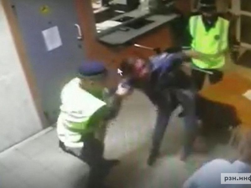 Рязанца избили в отделении полиции и самого обвинили в нападении на сотрудника