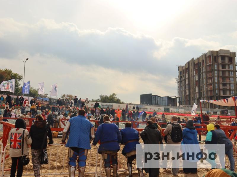 В Рязани сотня средневековых бойцов поучаствовали в рыцарском турнире на берегу Оки